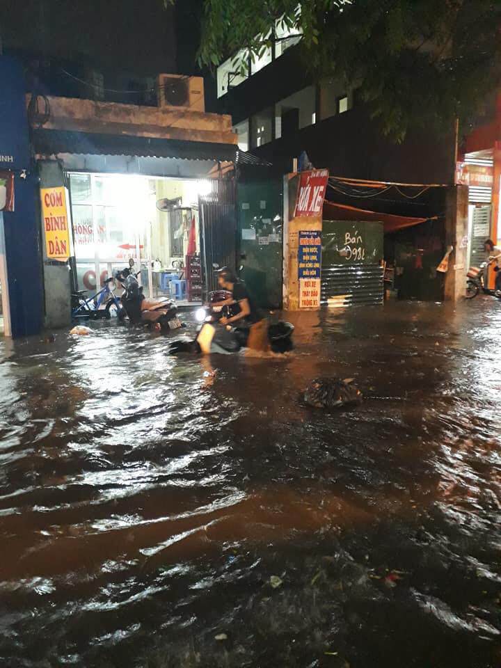 Hà Nội: Xe máy chết la liệt, người dân amp;#34;bơiamp;#34; về nhà sau trận mưa lớn nhất từ đầu năm - 3