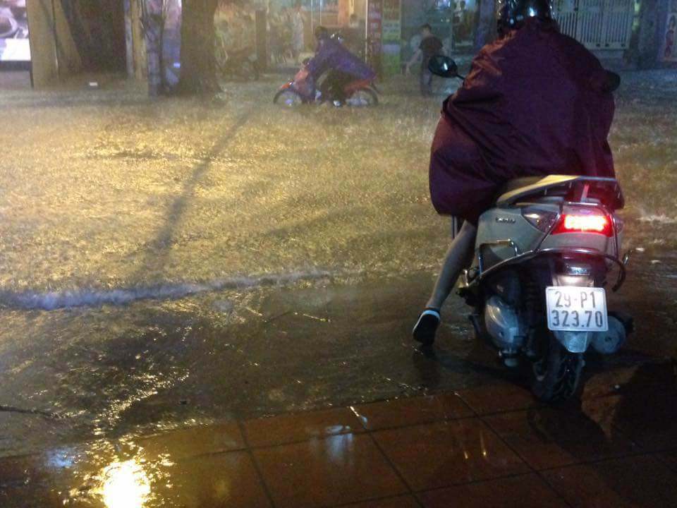 Hà Nội: Xe máy chết la liệt, người dân amp;#34;bơiamp;#34; về nhà sau trận mưa lớn nhất từ đầu năm - 4