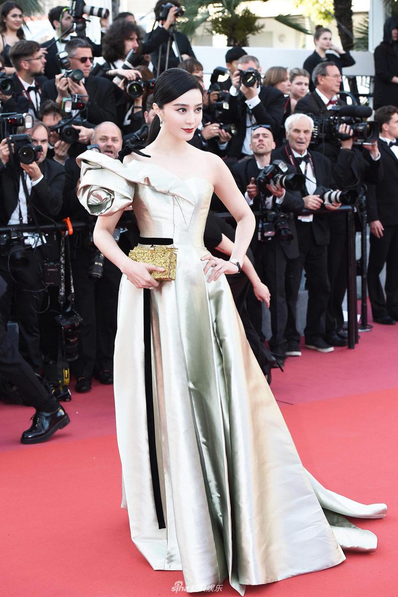 Phạm Băng Băng mang váy hoa lông vũ tới Cannes