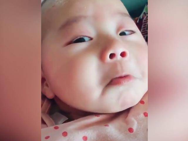 Giả vờ khóc để ăn vạ - em bé khiến người xem không thể nhịn cười