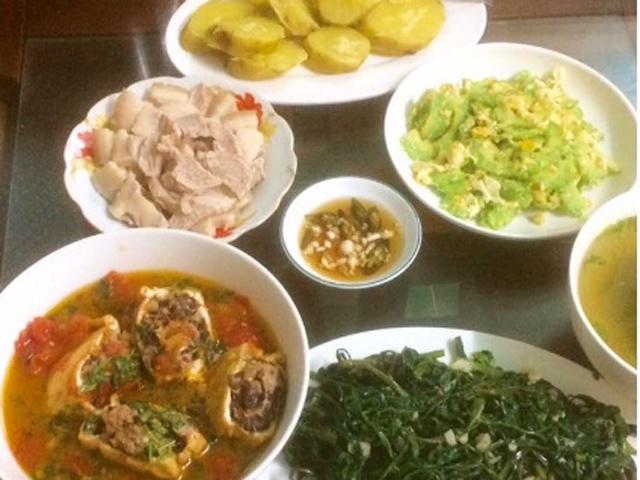 Làm hết hơi mới xong mâm cơm 6 món, vợ vẫn bị chồng chê khiến dân mạng bênh vực