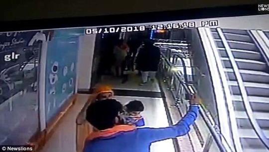 Mẹ mải chụp ảnh amp;#34;tự sướngamp;#34; trên thang cuốn, tuột tay làm con 10 tháng tuổi rơi từ tầng 3 - 1