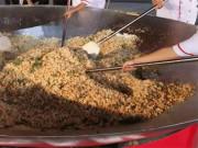 Bếp Eva - Vua đầu bếp 2015 Thanh Cường dùng 350 quả trứng, 70kg gạo làm chảo cơm chiên lớn nhất Việt Nam