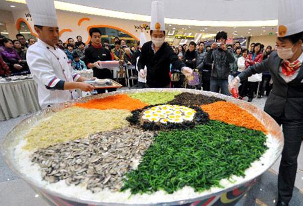 Vua đầu bếp 2015 Thanh Cường dùng 350 quả trứng, 70kg gạo làm chảo cơm chiên lớn nhất Việt Nam - 7