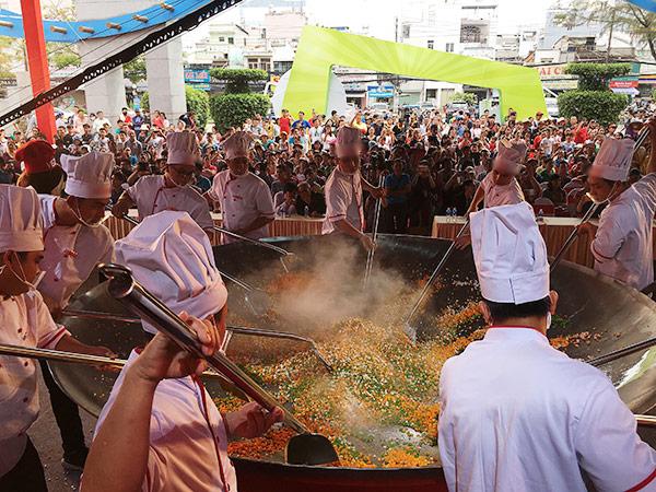 Vua đầu bếp 2015 Thanh Cường dùng 350 quả trứng, 70kg gạo làm chảo cơm chiên lớn nhất Việt Nam - 6