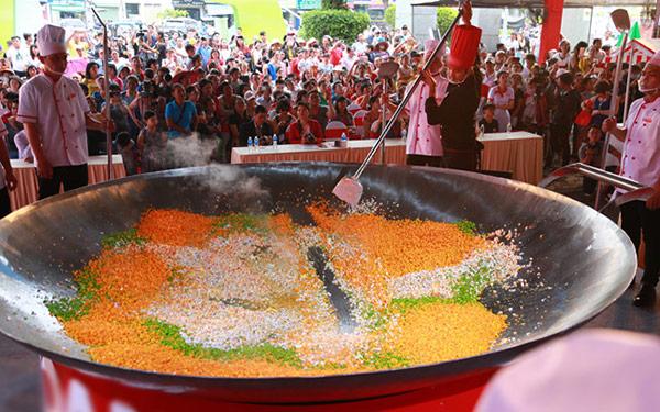 Vua đầu bếp 2015 Thanh Cường dùng 350 quả trứng, 70kg gạo làm chảo cơm chiên lớn nhất Việt Nam - 3