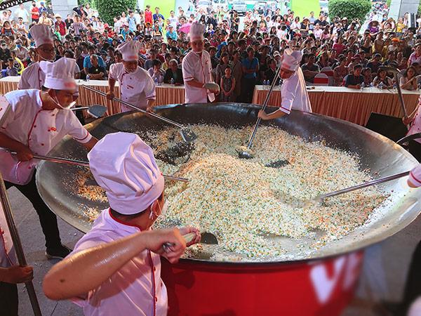 Vua đầu bếp 2015 Thanh Cường dùng 350 quả trứng, 70kg gạo làm chảo cơm chiên lớn nhất Việt Nam - 2