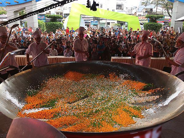 Vua đầu bếp 2015 Thanh Cường dùng 350 quả trứng, 70kg gạo làm chảo cơm chiên lớn nhất Việt Nam - 5
