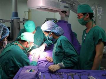 Mẹ quên không tắt máy, con 2 tuổi vặn ga đâm bạn cùng lớp bị thương nặng trong sân trường