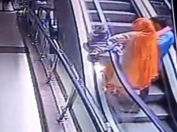 Mẹ mải chụp ảnh "tự sướng" trên thang cuốn, tuột tay làm con 10 tháng tuổi rơi từ tầng 3