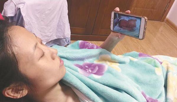 Bà bầu 29 tuần nhận tin amp;#34;sét đánhamp;#34; bị ung thư, con vừa chào đời, mẹ rơi vào hôn mê - 1