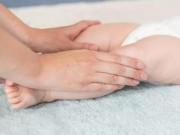 Nuôi con - 4 hành động mẹ tưởng tốt nhưng lại dễ khiến bé lớn lên chân ngắn, cong queo