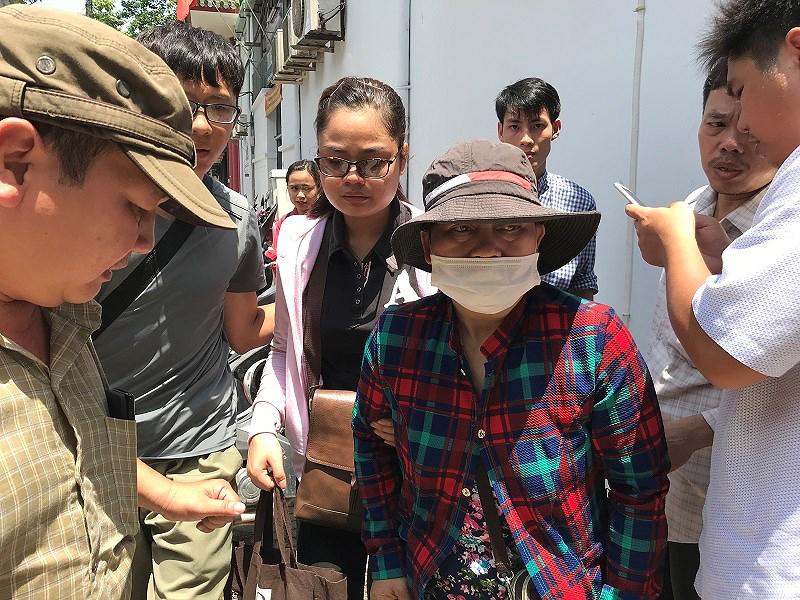 Vợ sắp cưới khóc ngất bên linh cữu của amp;#34;hiệp sĩamp;#34; Nguyễn Hoàng Nam - 2