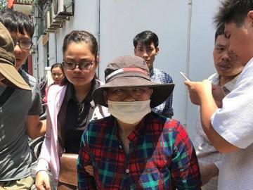 Vợ sắp cưới khóc ngất bên linh cữu của hiệp sĩ Nguyễn Hoàng Nam