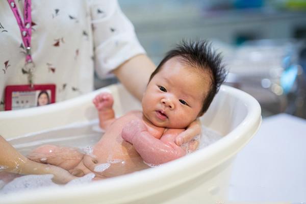 Ngày nắng nóng, 4 sai lầm của bố mẹ dễ khiến con phải nhập viện - 2