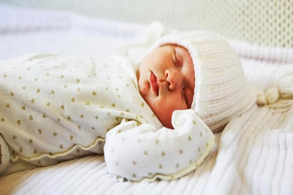Ngày nắng nóng, 4 sai lầm của bố mẹ dễ khiến con phải nhập viện - 3