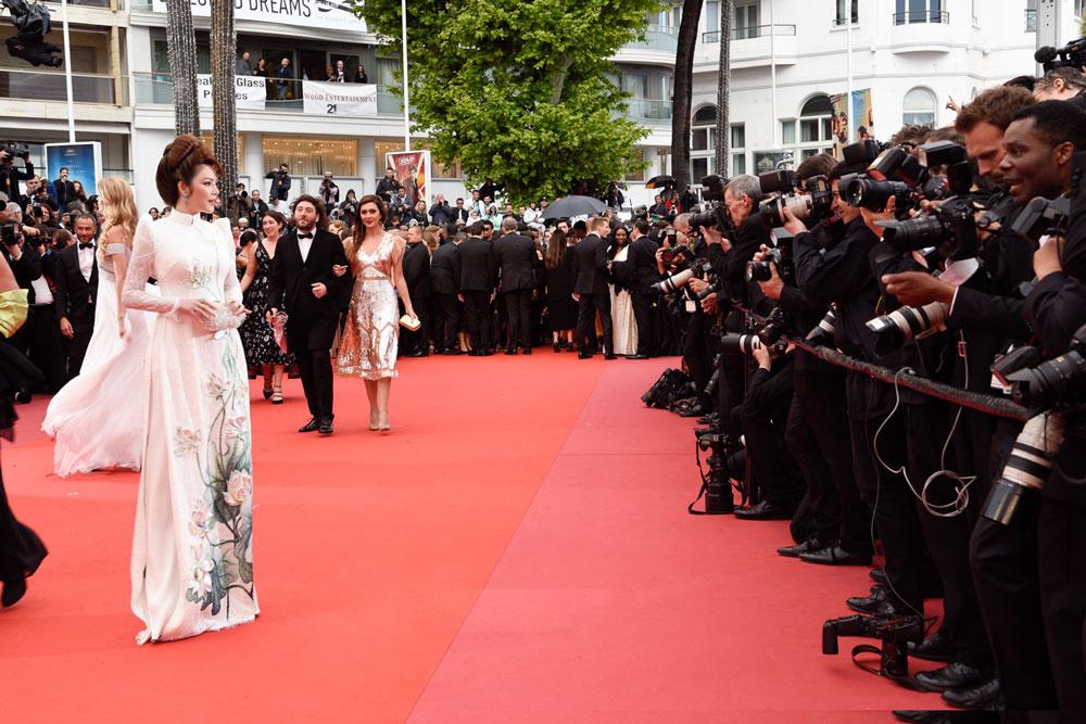 Cuối cùng, tà áo dài Việt Nam cũng giúp Lý Nhã Kỳ trở thành tâm điểm tại Cannes 2018 - 7