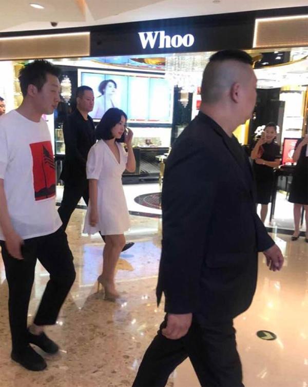Ngôi sao 24/7: Dù đẹp xuất sắc nhưng Song Hye Kyo lại amp;#34;thấp lè tèamp;#34; khi đi cạnh vệ sĩ - 2