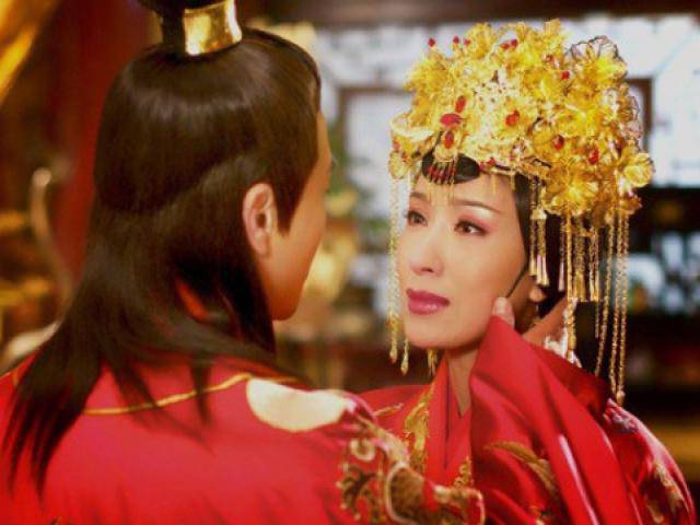 Hoàng đế Trung Hoa và mối tình si mê đến điên dại với người bảo mẫu già hơn 19 tuổi