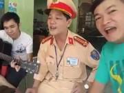 Clip Eva - Cảnh sát giao thông hát song ca cùng tài xế khi chờ ghi biên bản phạm lỗi