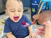 Làm mẹ - Hành động đùa giỡn đáng yêu của bé trai khi ăn cháo khiến mẹ bỉm sữa muốn có con ngay