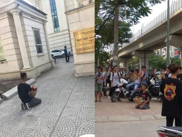 Nam thanh niên quỳ gối trước cổng học viện Âm nhạc Quốc gia Việt Nam gây xôn xao