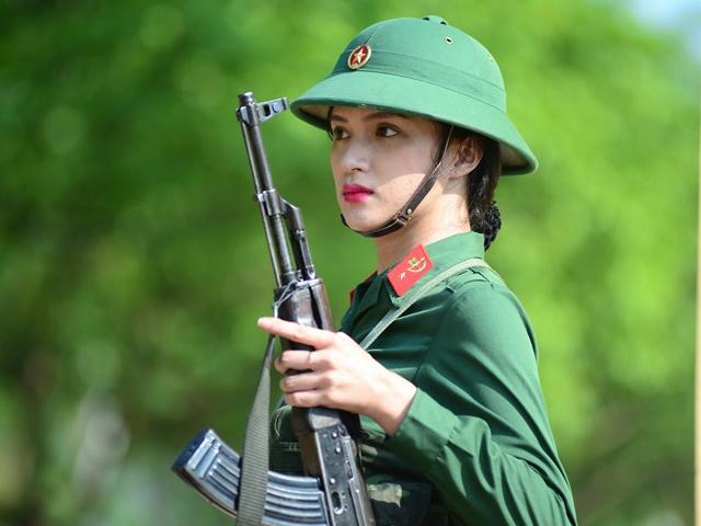 Clip: Hương Giang tiết lộ Không may cho các đối thủ thi Hoa hậu là cô từng đi lính