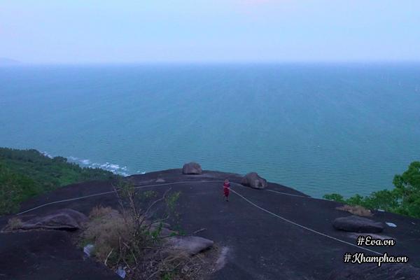bo pho len rung, vi dao dien tu tay xay nha go dep ngo ngang giua dai ngan, bien khoi - 20