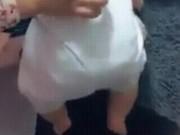 Làm mẹ - Bé sơ sinh gây sốt với "vũ điệu quẩy mông" vô cùng điệu nghệ