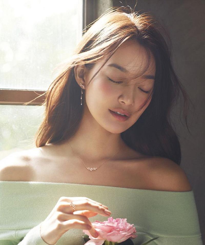 Shin Min Ah hóa nàng thơ yêu kiều hoàn hảo nhờ bờ vai mềm.
