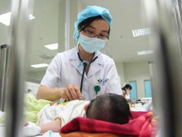Thấy con sốt cao, ngủ li bì, đi khám mới biết mắc căn bệnh cực nguy hiểm khi nắng nóng