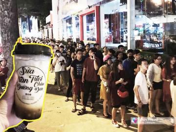 Choáng với cảnh xếp hàng dài mua sữa tươi trân châu đường đen, 3 giờ bán hết gần nghìn ly