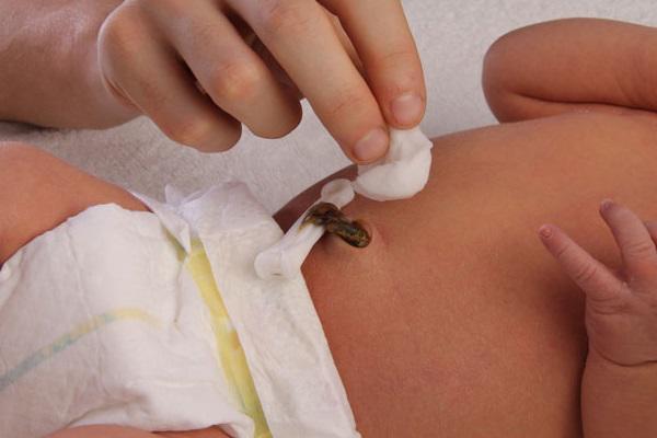 2 thứ của trẻ sau sinh quý hơn vàng, cha mẹ nên cất giữ phòng cứu mạng con sau này - 1