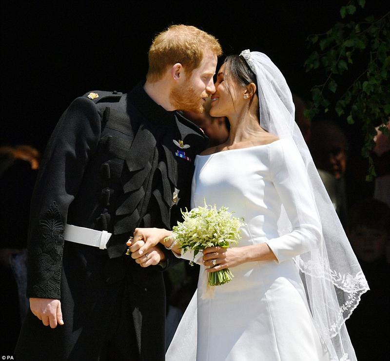 Hoàng tử Harry và Meghan Markle trao nhau nụ hôn ngọt ngào sau khi hành lễ.
