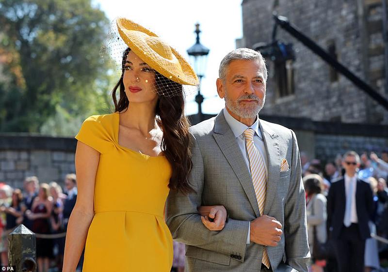 George Clooney cùng vợ xuất hiện gây bão truyền thông.
