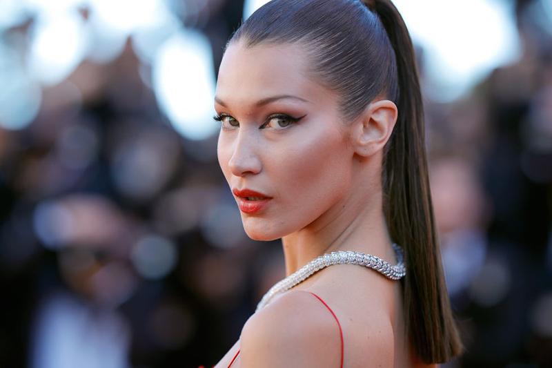 Bella Hadid trang điểm tối giản nhưng cá tính với eyeliner, lông mày sắc.
