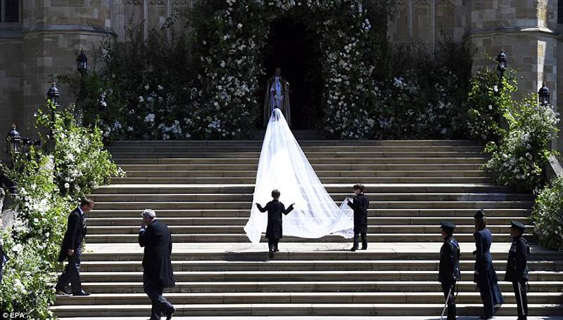 Chiếc váy cưới dài ấn tượng của cô dâu Meghan Markle.
