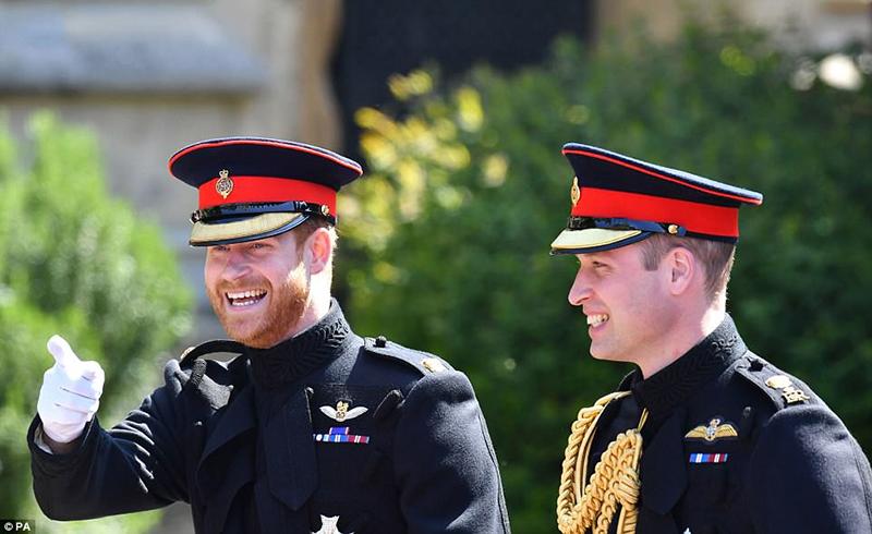 Nụ cười tươi rói của Hoàng tử Harry bên anh trai - Hoàng tử William trước giờ hành lễ.
