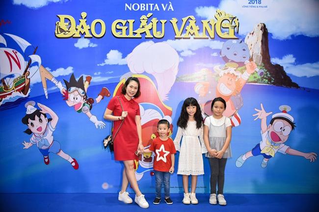 Con gái Minh Tiệp tạo dáng amp;#34;sành điệuamp;#34; khi cùng bố mẹ đi xem phim Doraemon - 8