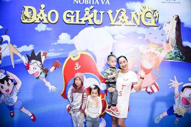 Con gái Minh Tiệp tạo dáng amp;#34;sành điệuamp;#34; khi cùng bố mẹ đi xem phim Doraemon - 6