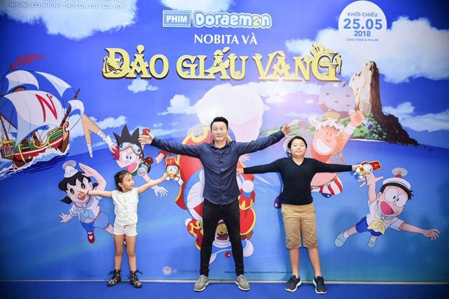 Con gái Minh Tiệp tạo dáng amp;#34;sành điệuamp;#34; khi cùng bố mẹ đi xem phim Doraemon - 9