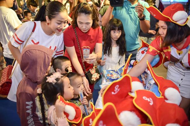 Con gái Minh Tiệp tạo dáng amp;#34;sành điệuamp;#34; khi cùng bố mẹ đi xem phim Doraemon - 7