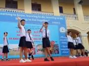Clip Eva - Bế giảng "trường người ta": Nam sinh tự tin mặc... váy nhảy như Idol Hàn Quốc