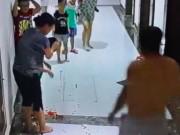 Clip Eva - Bé trai 9 tuổi chơi ở hành lang chung cư bị gạch ốp cửa thang máy rơi trúng đầu