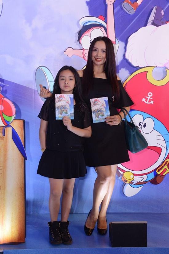 Con gái Minh Tiệp tạo dáng amp;#34;sành điệuamp;#34; khi cùng bố mẹ đi xem phim Doraemon - 3