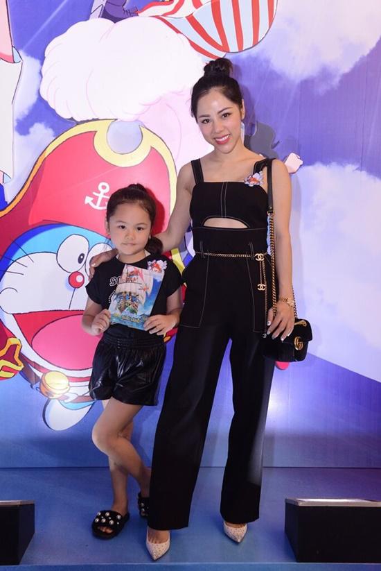 Con gái Minh Tiệp tạo dáng amp;#34;sành điệuamp;#34; khi cùng bố mẹ đi xem phim Doraemon - 14