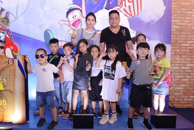 Con gái Minh Tiệp tạo dáng amp;#34;sành điệuamp;#34; khi cùng bố mẹ đi xem phim Doraemon - 2