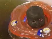 Làm mẹ - Bé sơ sinh trong bồn tắm mang "mặt nạ đen sì", biết sự thật ai cũng ngỡ ngàng