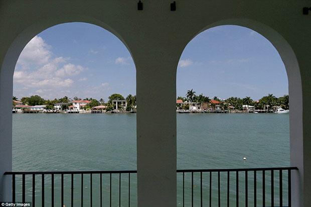 ben trong biet thu cua trum mafia khet tieng co gi? - 7