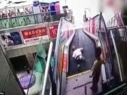 Tin tức - Bố mẹ mải mê mua sắm không trông con, bé trai bị mắc kẹt trên thang cuốn kinh hoàng